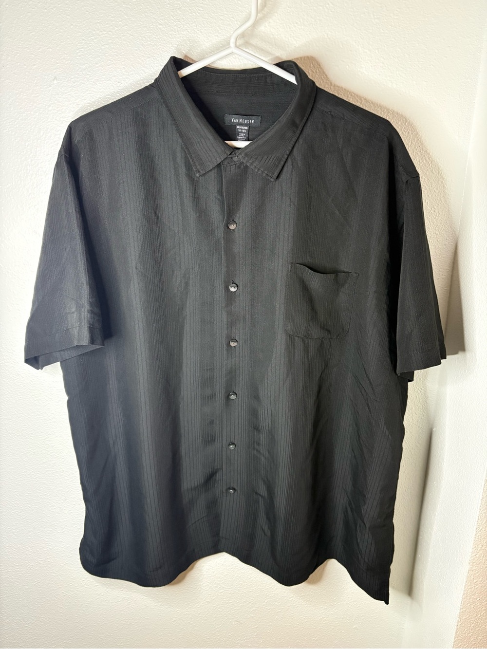 Van Heusen Black Short-Sleeve Button-Down Shirt